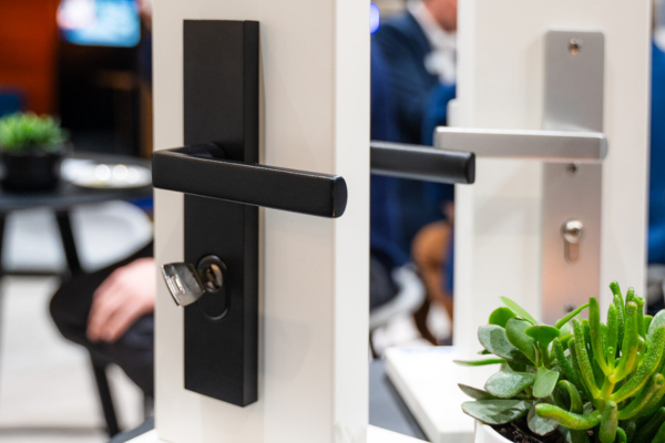 Zwart veiligheidsbeslag: veilig wonen in stijl